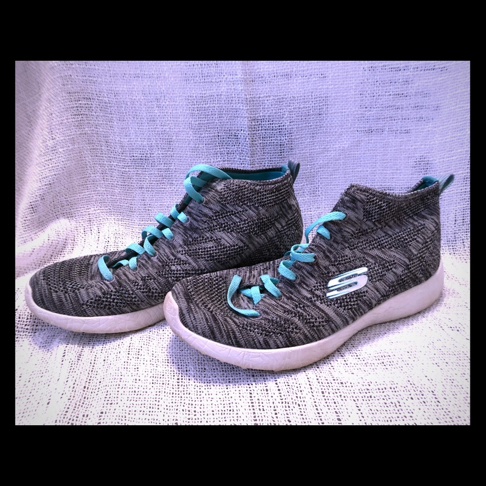 Sketchers Tennis Shoes